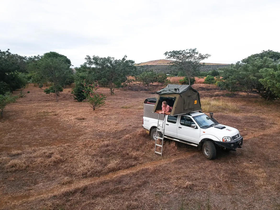 Kamperen bovenop een auto in Ankarana National Park