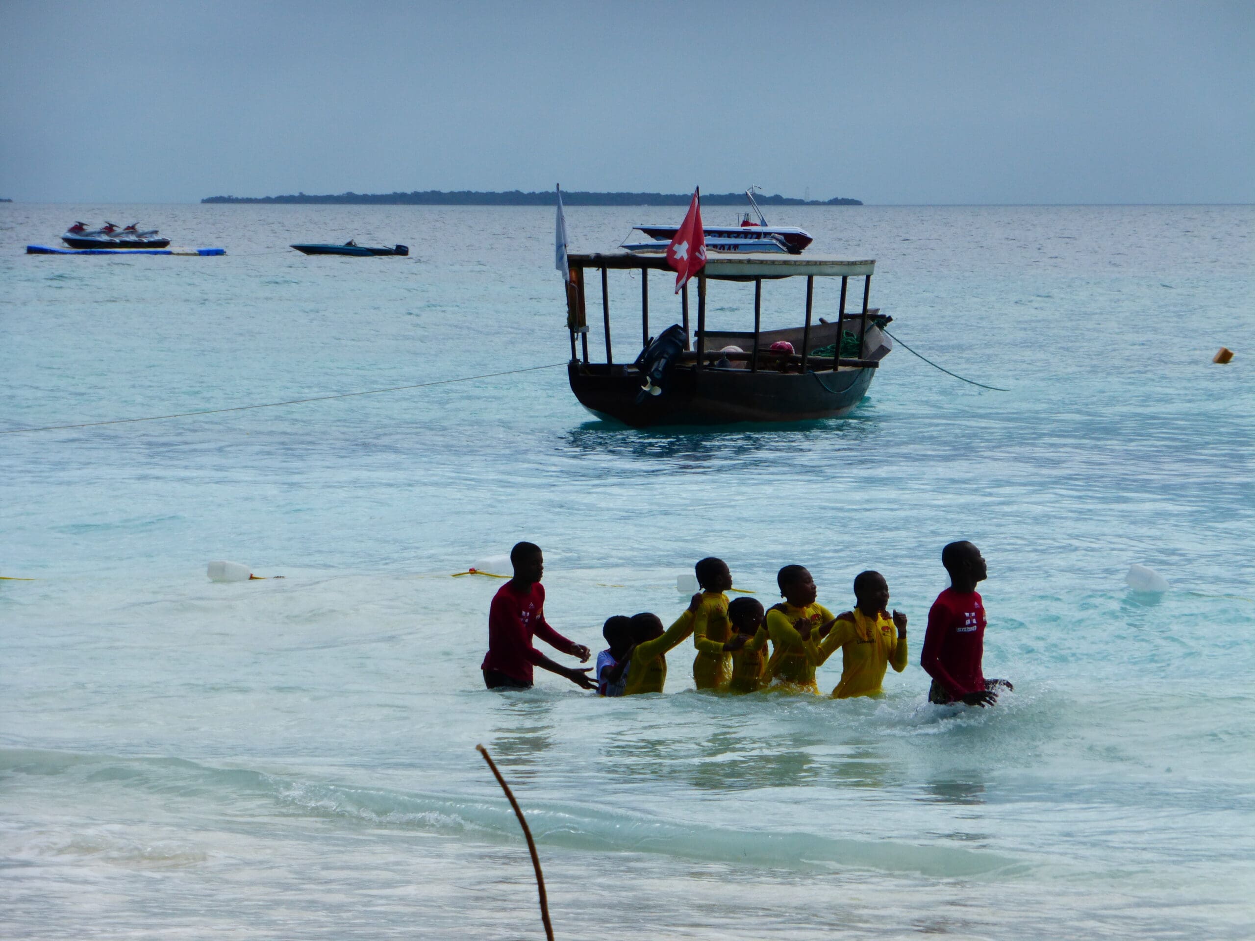 Frauen beim Schwimmen im Meer vor Zanzibar